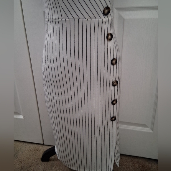 Fun Summer White Dress With Black Stripes & A Criss Cross Bodice   Size L - Picture 3 of 14